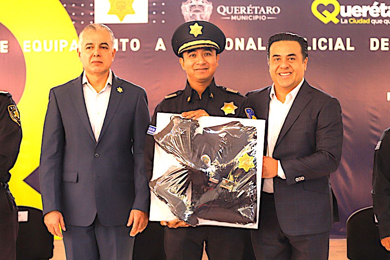 Luis Nava entrega equipamiento para cuerpos de seguridad por 24 millones de pesos.