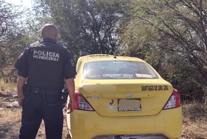 Policías de Pedro Escobedo recuperan taxi con reporte de robo en San Fandila.