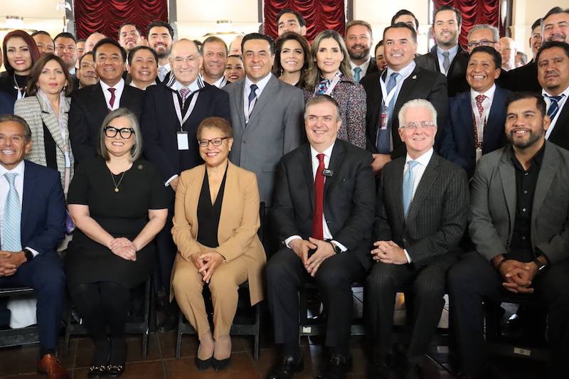 Luis Nava presenta a BLOQUE en California, EU ; visita la sede de Netflix.