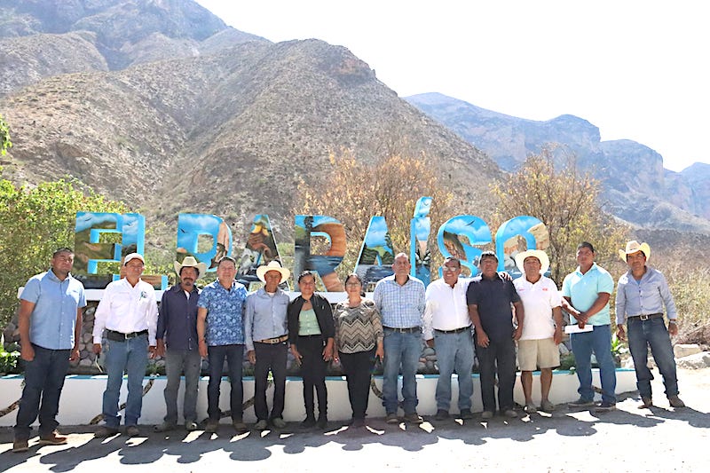 El Paraíso tiene nuevas letras gigantes en Peñamiller.