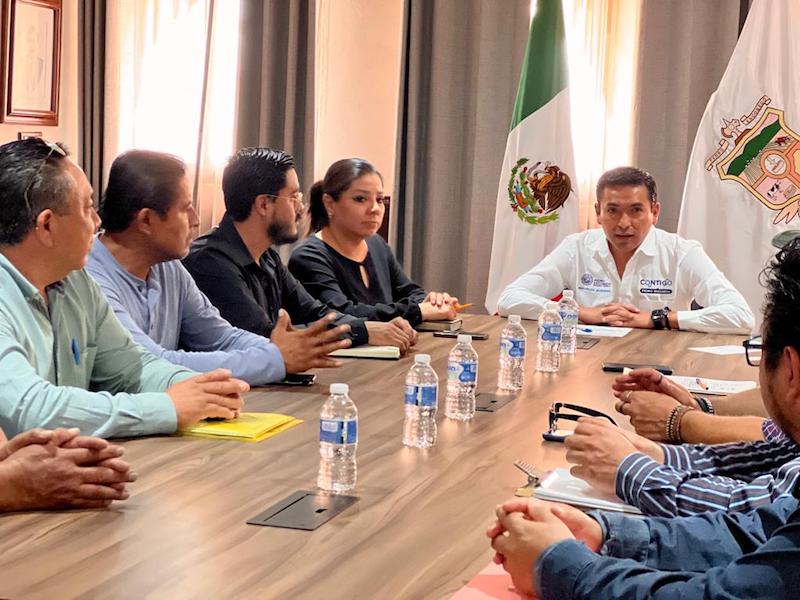 Amarildo Bárcenas entrega apoyos de riego por goteo a productores de Pedro Escobedo.