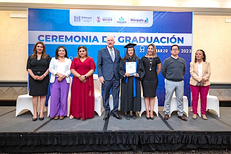 Enrique Vega Carriles entrega constancias a 40 alumnas que concluyeron educación media superior.