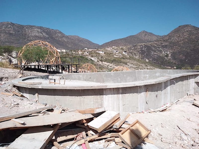 Por este motivo, clausuran obras de un Hotel con alberca gigante en Bernal.