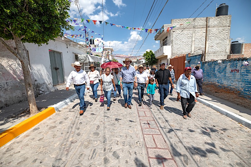 Enrique Vega Carriles entrega obras de urbanización en Tierra Blanca el Marqués por 23 mdp.