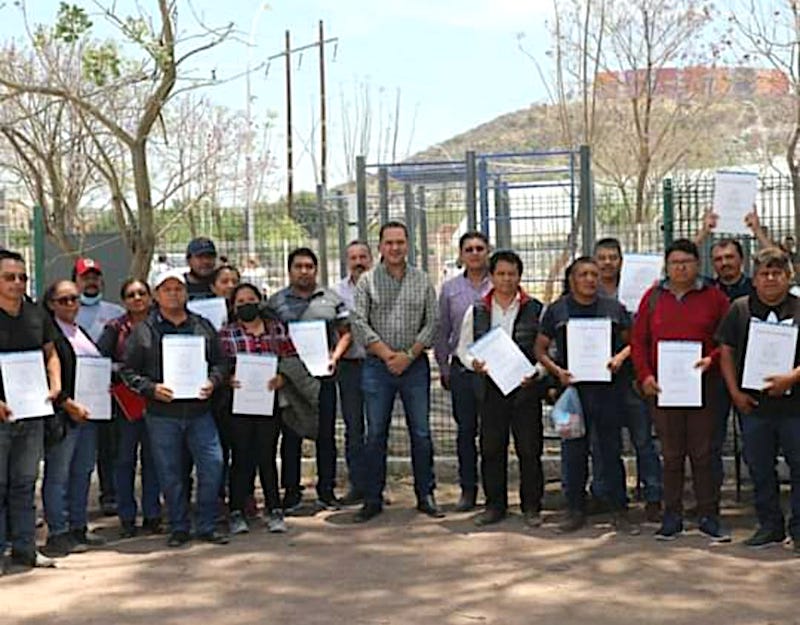 Entregan escrituras públicas y Títulos de Propiedad a familias de Colón