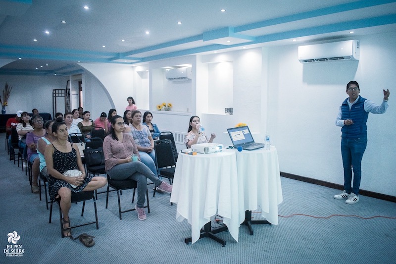 Capacitan a prestadores de servicios turísticos de Tilaco y Jalpan de Serra.