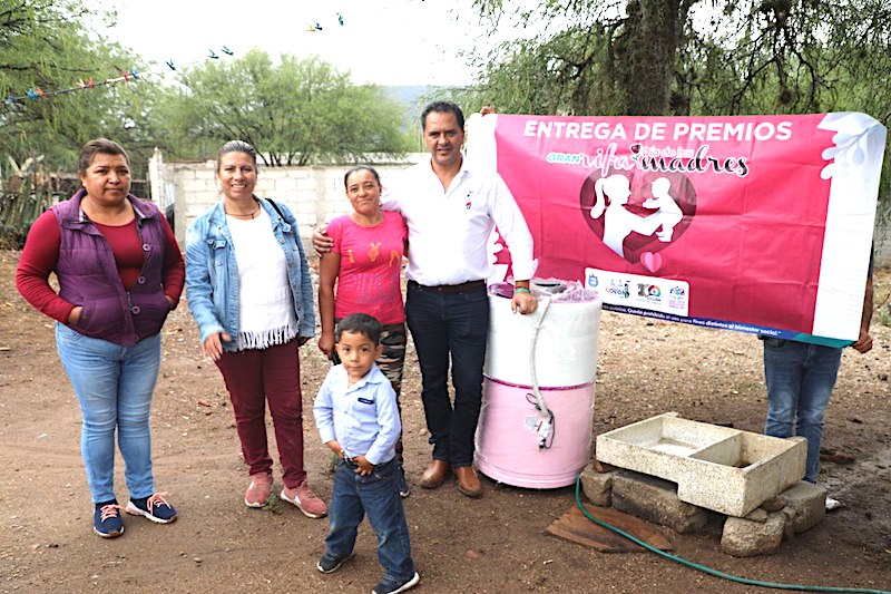 Continúa Manuel Montes con la entrega de 250 regalos del Día de las Madres.