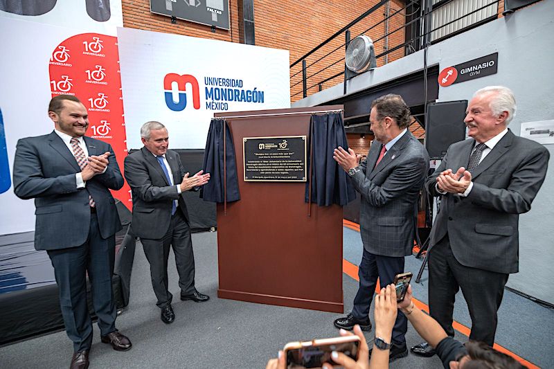 Enrique Vega participa en celebración del Décimo Aniversario de la Universidad Mondragón.