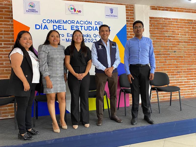 Festeja Amarildo Bárcenas el Día del Estudiante.