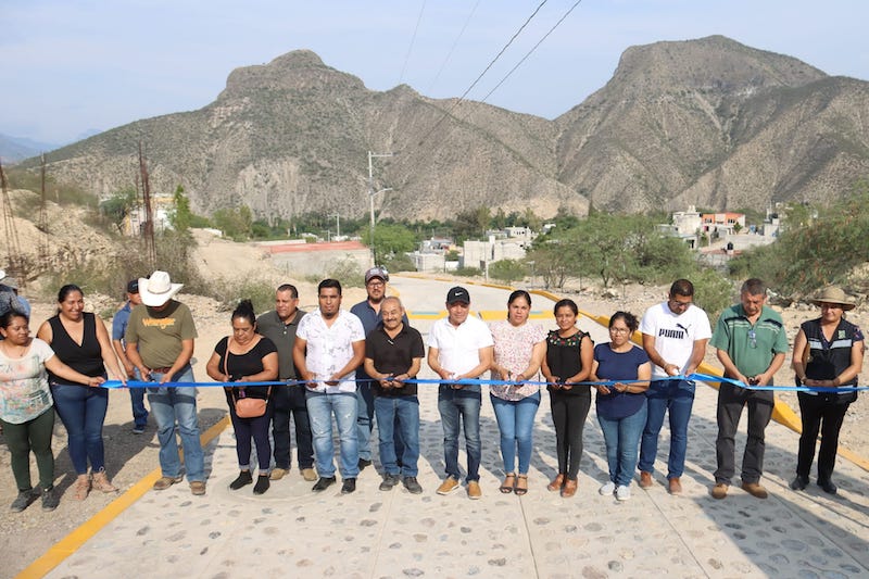 Juan Carlos Linares entrega camino de acceso a la Cabecera Municipal de Peñamiller.