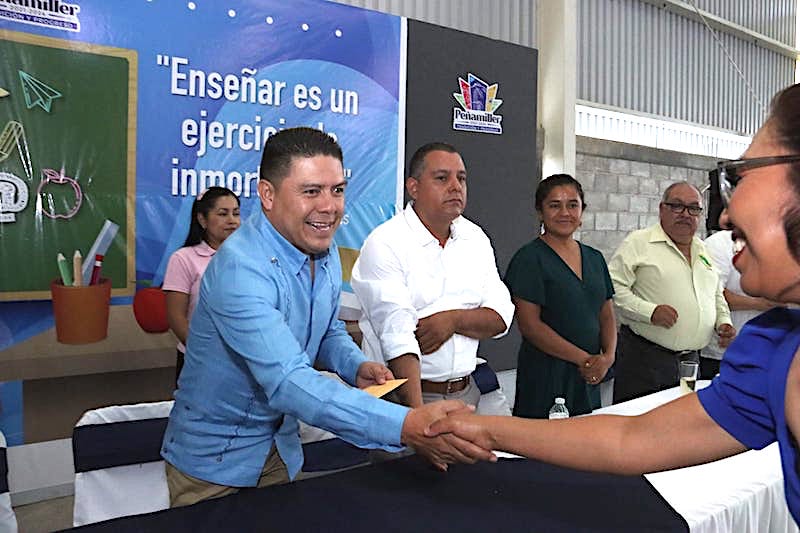 Juan Carlos Linares preside festejo a los maestros de Peñamiller.