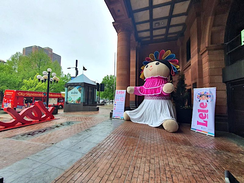 La muñeca artesanal gigante Lelé se presenta en el Bourse Building, Filadelfia.