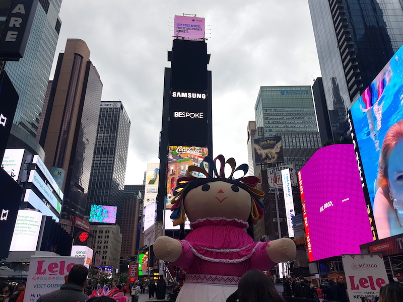 Llega Lelé a la Av. Times Square en Nueva York para promover a Querétaro.