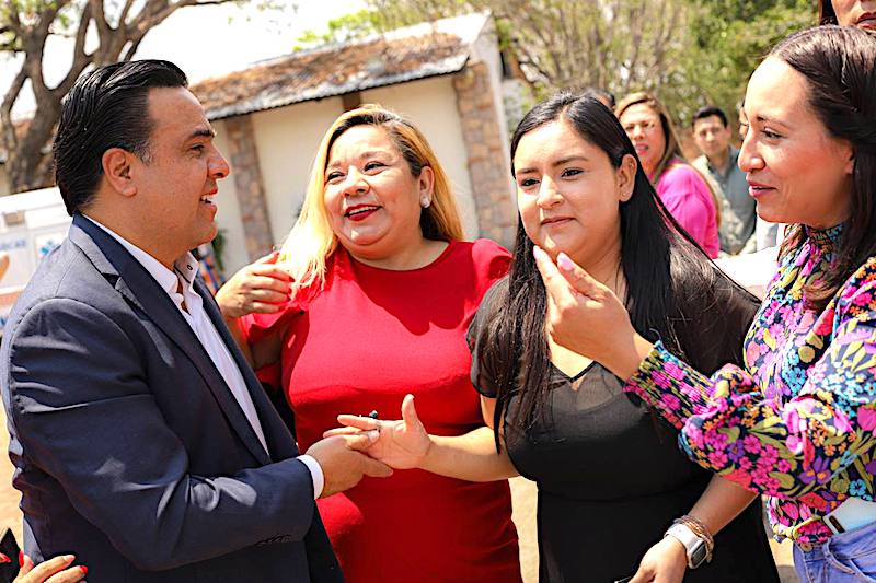 Luis Nava festeja a 1,800 mamás trabajadoras del Querétaro Municipio.