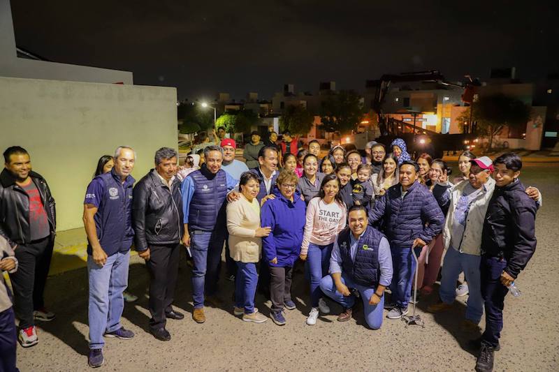 Luis Nava recorre el condominio Puerta del Encino 121 para supervisar obras de mejoramiento.