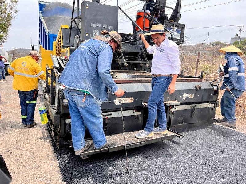 Pavimentan caminos en San Cirilo y Escolásticas Pedro Escobedo.