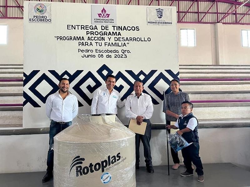 Amarildo Bárcenas entrega tinacos a familias escobedenses.