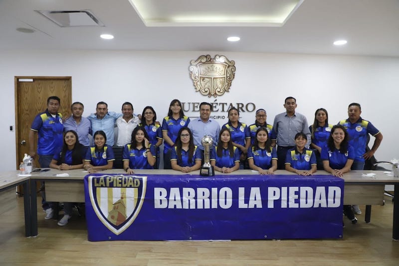 Convive Luis Nava con equipo ganador del torneo "Interbarrios Nuevos Valores"