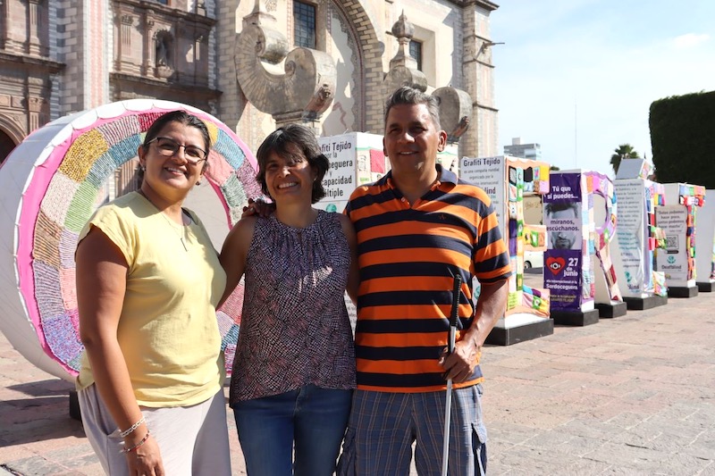 Cubren letras de Querétaro con "Grafitti tejido" para sensibilizar sobre la sordoceguera.