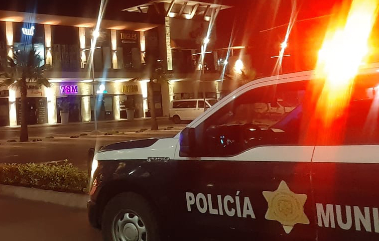 Ejecutan a un sujeto en Plaza Antea en Querétaro Capital.