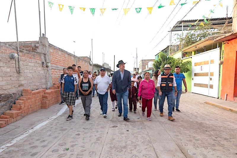 Entrega Enrique Vega Carriles rehabilitación de calles en Amazcala y Alfajayucan.