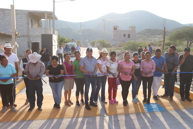 Entrega el Presidente Municipal de Peñamiller, Juan Carlos Aguilar, la pavimentación de la calle de acceso en comunidad de La Vega.