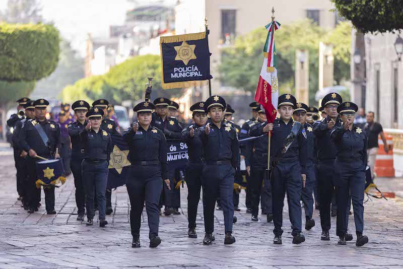 Acude Gobernador Mauricio Kuri al desfile por 25 años de la SSPMQ en Querétaro.