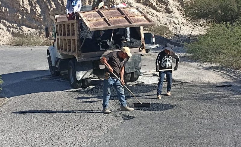 Bachean vialidades de Peñamiller para mejorar movilidad.