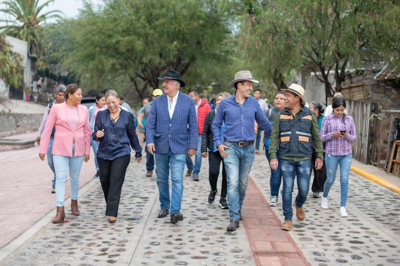 Entregan urbanización de calles y unidad deportiva en Santa María de Baños.