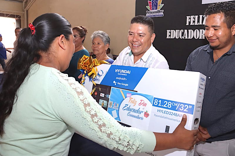 Festeja Juan Carlos Linares a educadores comunitarios de Peñamiller.