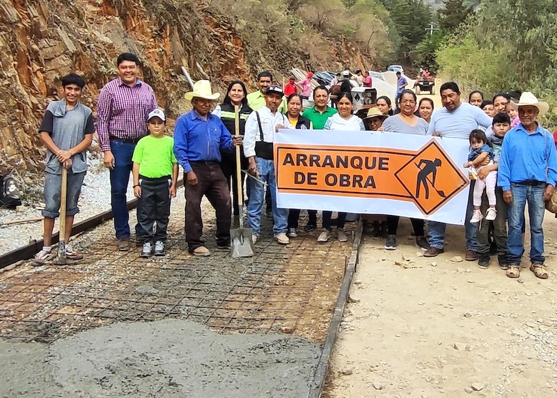 Inicia pavimentación de camino principal en La Soledad, San Joaquín; se invierten más de 600 mil pesos.