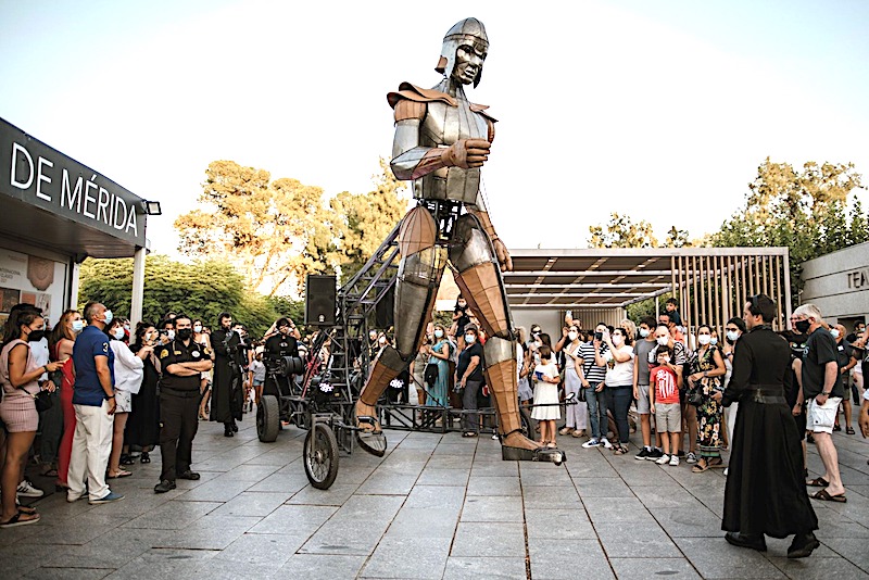 Invitan a presenciar el pasacalles "Aquiles", un gigante de 5 m de altura.