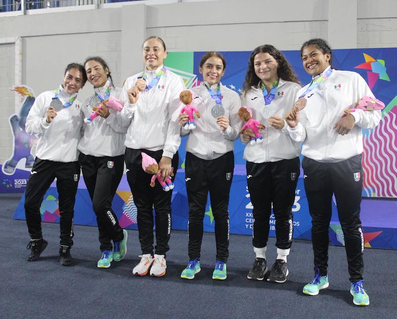 Luchadoras queretanas regresan con medallas de juegos Centroamericanos.