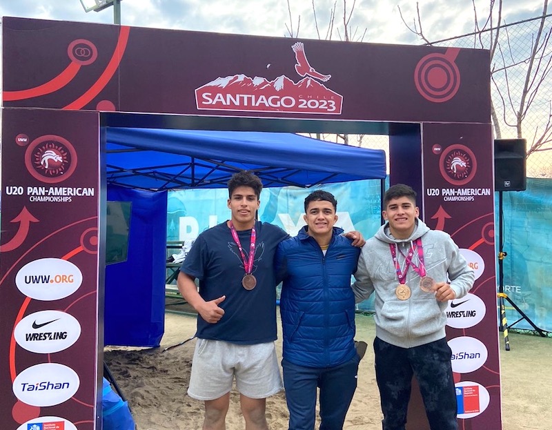 Luchadores queretanos ganan medallas en Santiago de Chile.