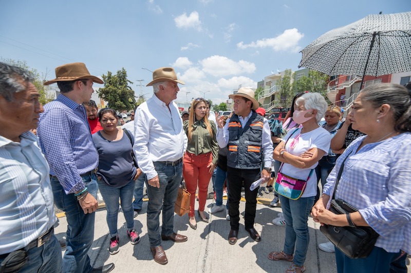 Enrique Vega realiza recorridos para supervisar urbanización de calles en comunidades.