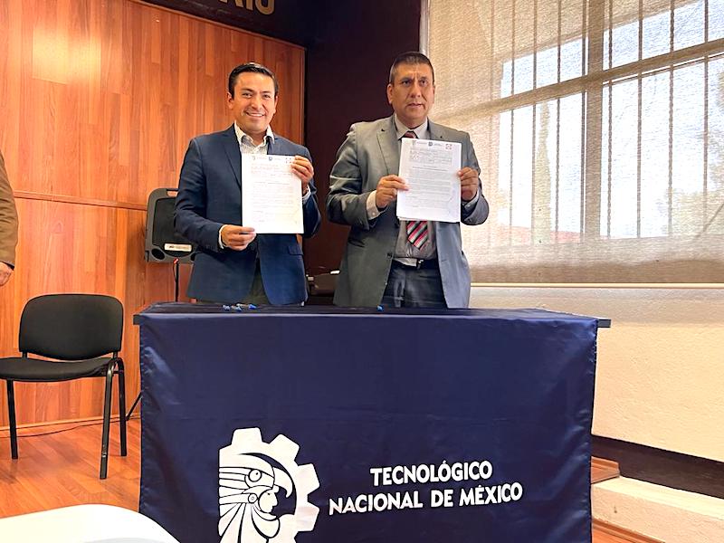 Pedro Escobedo y el Instituto Tecnológico de San Juan del Río firman convenio.