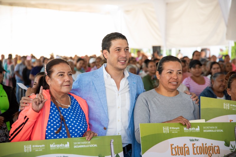 Rodrigo Monsalvo Castelán entrega 600 estufas ecológicas a familias de El Marqués.