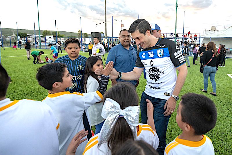 Rodrigo Monsalvo Castelán entrega cancha de futbol 7 en San Isidro Miranda.