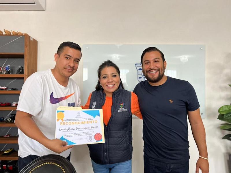 En Pedro Escobedo entregan reconocimientos de instructores de basquetbol.