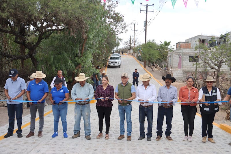 Entrega Juan Carlos Linares pavimentación de calle principal en Los Alamos, Peñamiller.