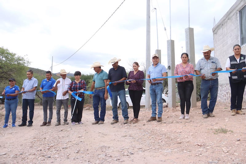 Juan Carlos Linares entrega red eléctrica en San Miguel Palmas.