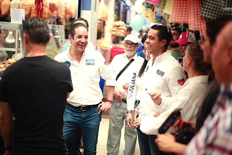 Felifer Macías recorre el Mercado de la Cruz en Querétaro.