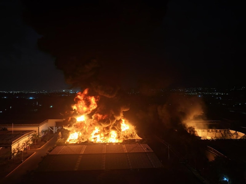 Se incendian bodegas de Sayer Lack en los límites de Corregidora con Apaseo el Alto.