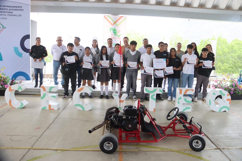 Asiste Alcalde de Peñamiller a la entrega de equipamiento automotriz y de escrituras al CECyTEQ