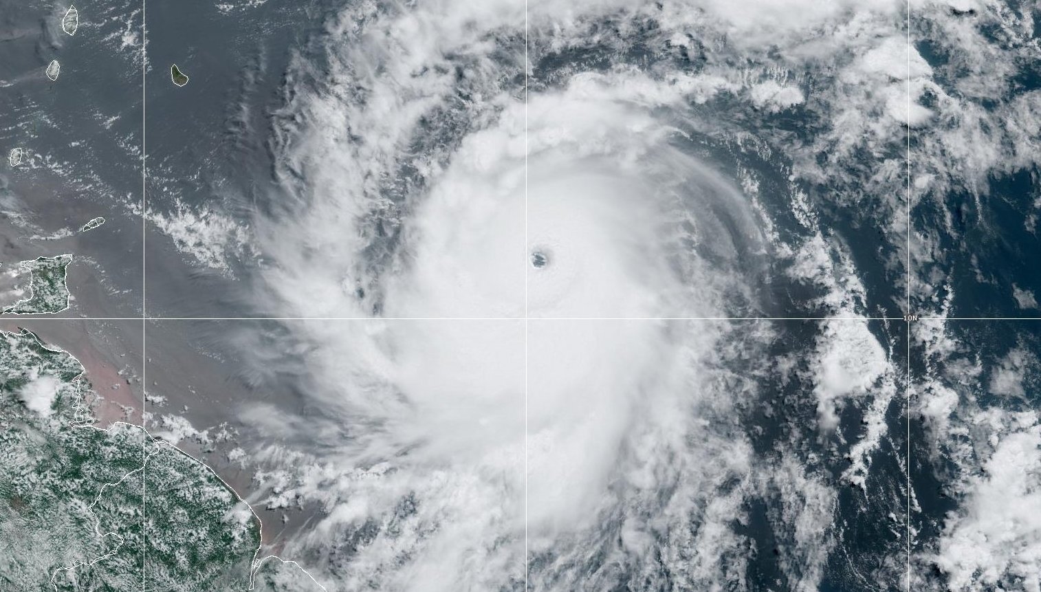 Huracán Berly se convierte en categoría 4 en el Atlántico