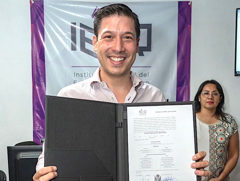 IEEQ entrega a Rodrigo Monsalvo constancia de mayoría.