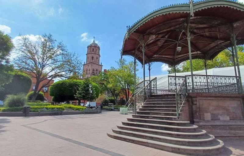 Liberan de ambulantes al Jardín Zenea en el Centro Histórico de Querétaro.