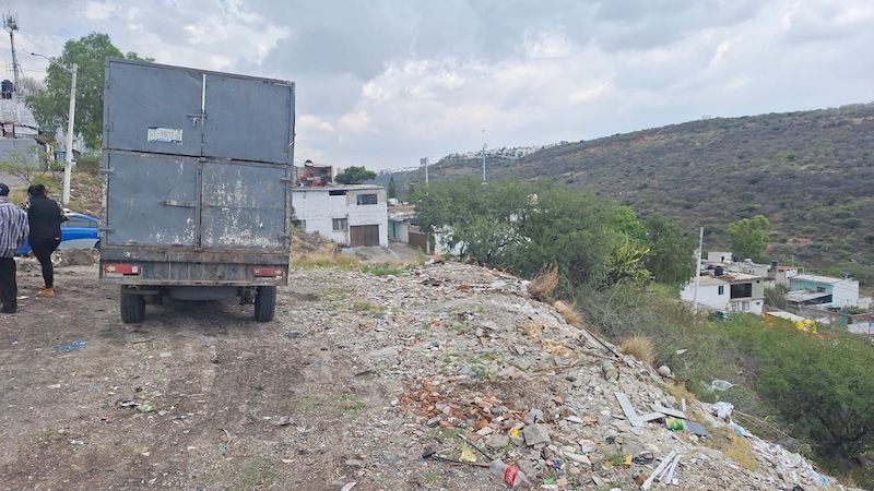 Sujeto detenido por la descarga ilegal de desechos en zona cerril de Querétaro.