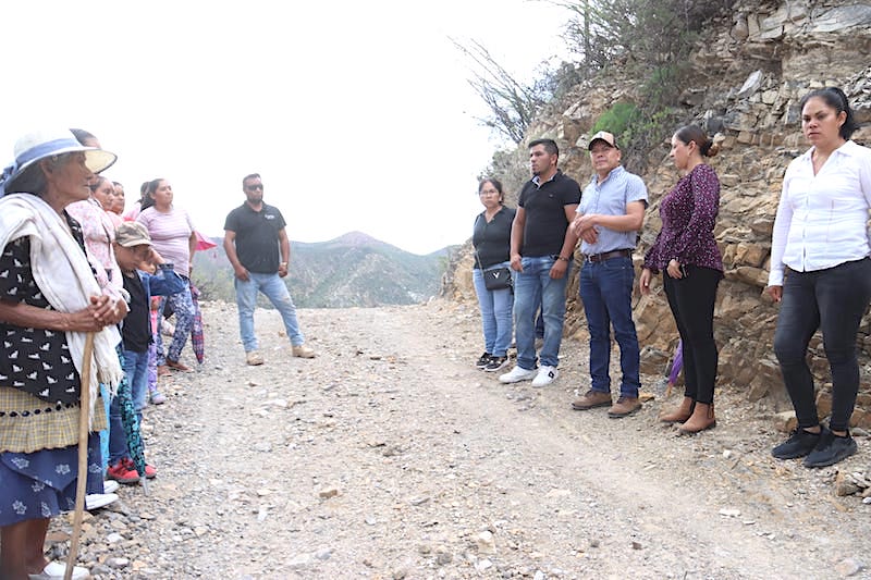 Alcalde de Peñamiller supervisa obras de energía eléctrica en 5 comunidades