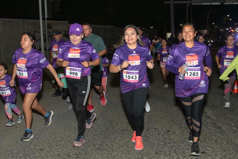 Alcaldesa de El Marqués Claudia Guevara premia a ganadores de 2a. Carrera por las mujeres